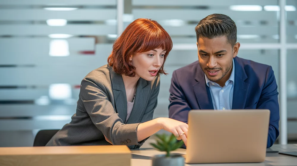 Dve osoby diskutujúce o spätnej väzbe – spôsob, ako zvýšiť angažovanosť vo vašej firme.